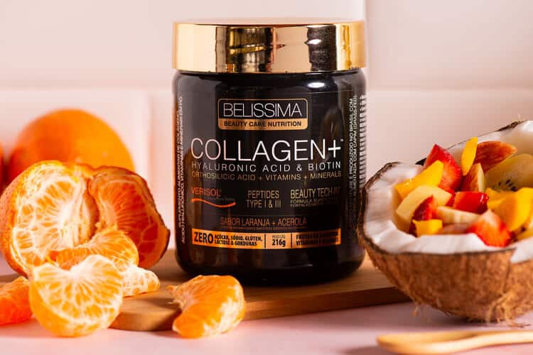Embalagem do suplemento de colágeno, Collagen+, posto sobre a mesa, ao lado de frutas. Ele é uma boa opção para a dieta mediterrânea.