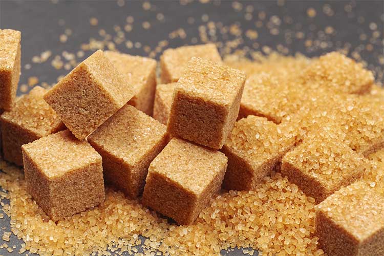 açúcar demerara em cubos em cima da mesa